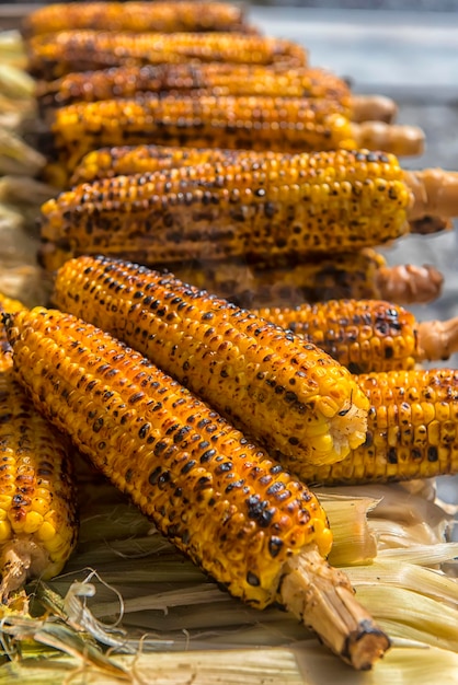 Foto hooghoekbeeld van vlees op barbecue grill