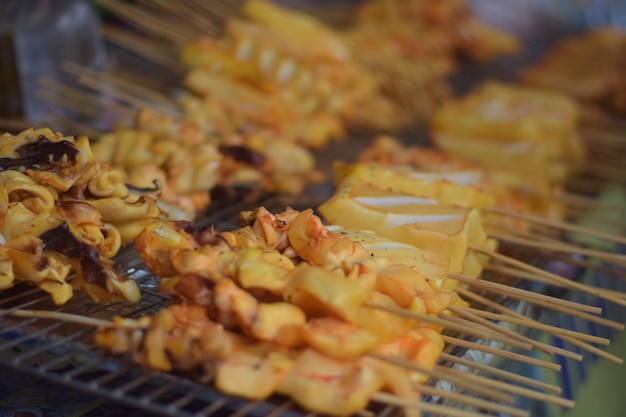Hooghoekbeeld van vlees op barbecue grill