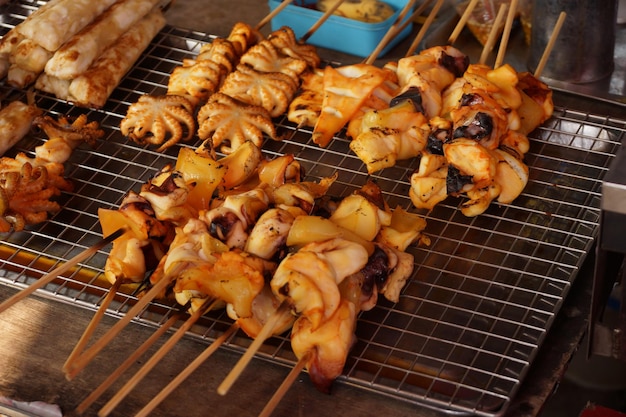 Hooghoekbeeld van vlees op barbecue grill