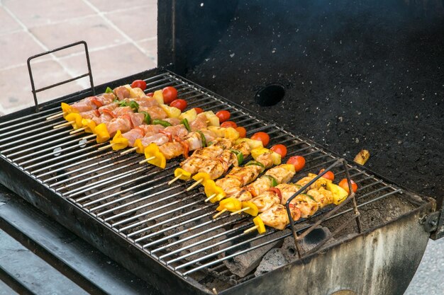 Hooghoekbeeld van vlees op barbecue grill