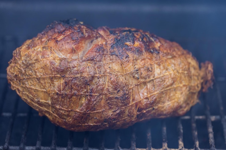 Foto hooghoekbeeld van vlees op barbecue grill