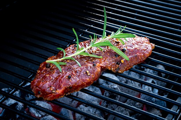 Hooghoekbeeld van vlees op barbecue grill