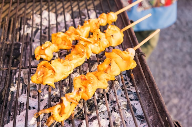 Hooghoekbeeld van vlees op de barbecue