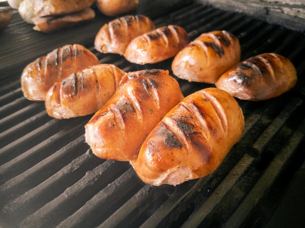 Foto hooghoekbeeld van vlees op de barbecue