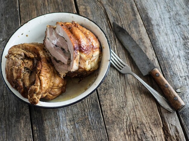 Foto hooghoekbeeld van vlees roosterbrood.