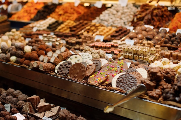 Hooghoekbeeld van vlees te koop op de markt