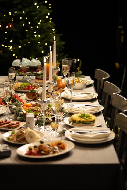 Foto hooghoekbeeld van voedsel dat op tafel wordt geserveerd in een restaurant
