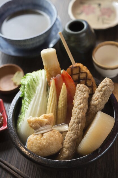 Foto hooghoekbeeld van voedsel in bord op tafel