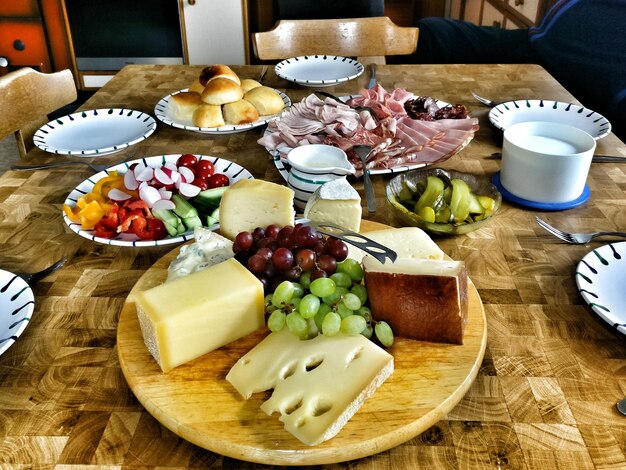 Foto hooghoekbeeld van voedsel in bord op tafel