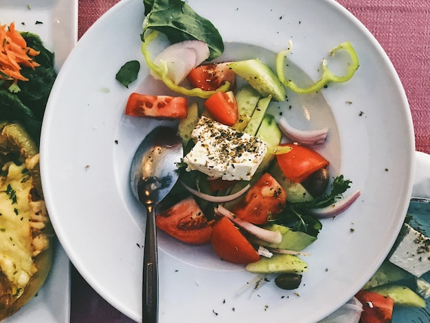 Foto hooghoekbeeld van voedsel in bord op tafel