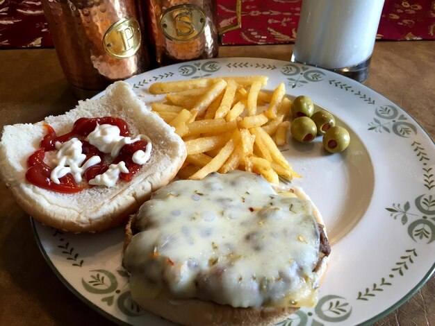 Foto hooghoekbeeld van voedsel in bord op tafel