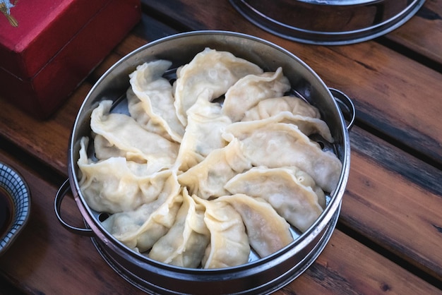 Hooghoekbeeld van voedsel in bord op tafel