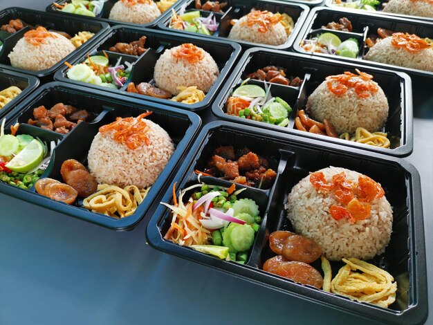 Foto hooghoekbeeld van voedsel in een container