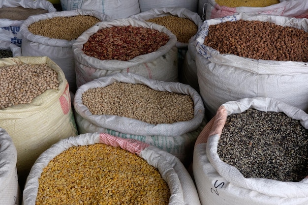 Hooghoekbeeld van voedsel in zakken voor verkoop in de winkel