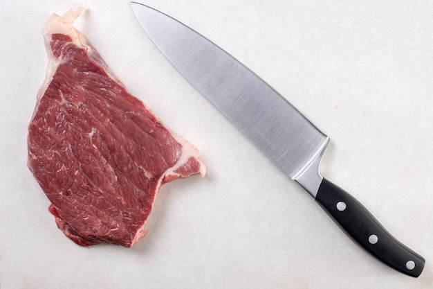 Hooghoekbeeld van voedsel op barbecue grill