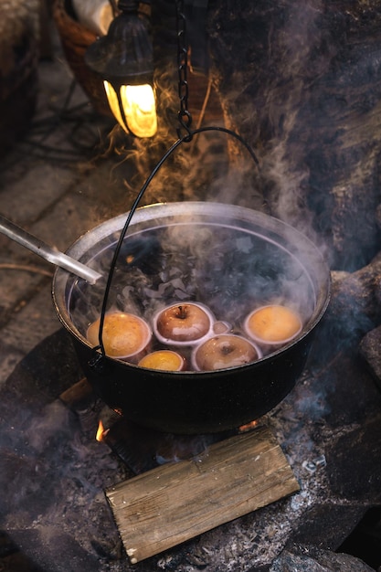 Hooghoekbeeld van voedsel op barbecue grill