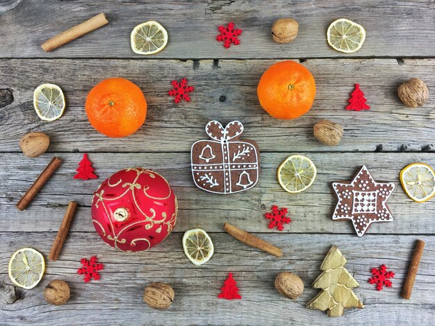 Foto hooghoekbeeld van voedsel op een houten tafel tijdens kerstmis