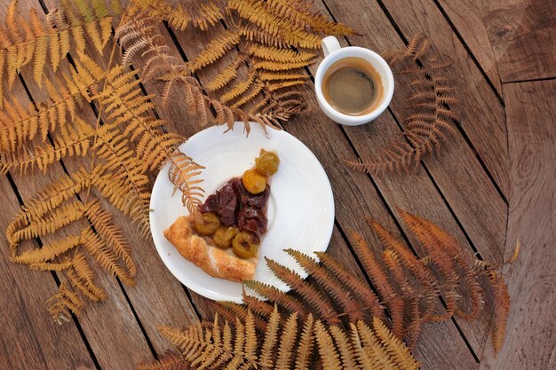 Hooghoekbeeld van voedsel op een houten tafel