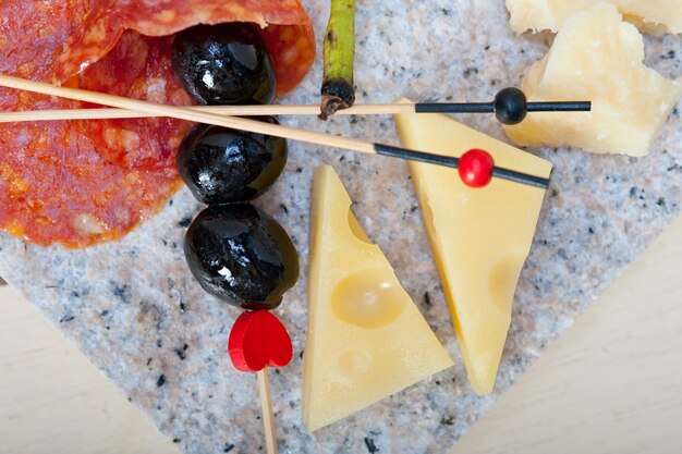 Hooghoekbeeld van voedsel op tafel