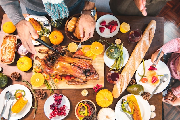 Hooghoekbeeld van voedsel op tafel