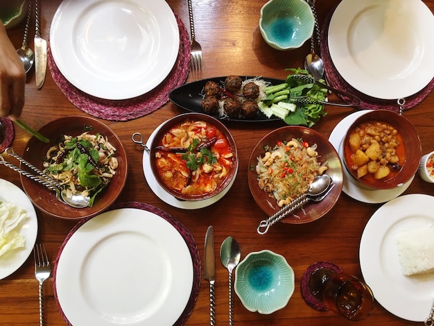 Hooghoekbeeld van voedsel op tafel