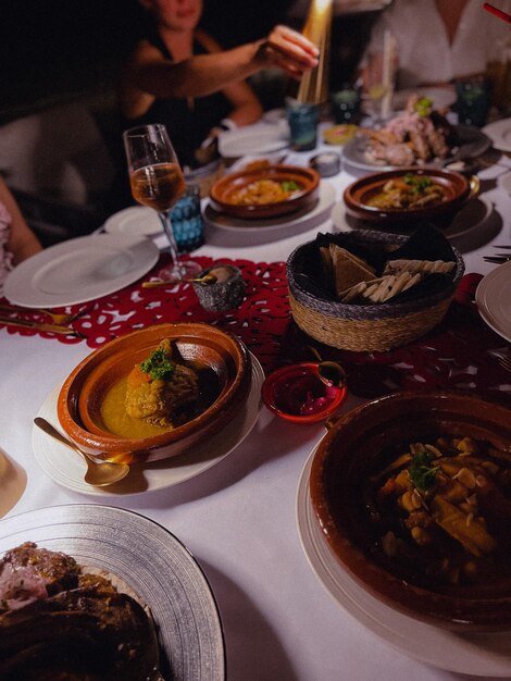 Foto hooghoekbeeld van voedsel op tafel