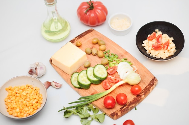 Hooghoekbeeld van voedsel op tafel