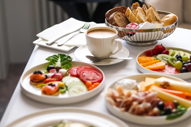 Foto hooghoekbeeld van voedsel op tafel