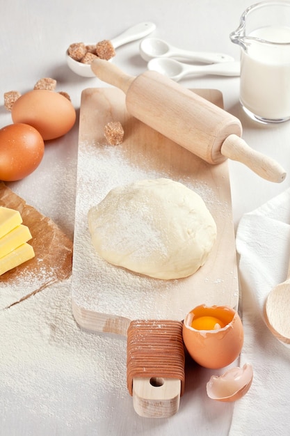Hooghoekbeeld van voedsel op tafel