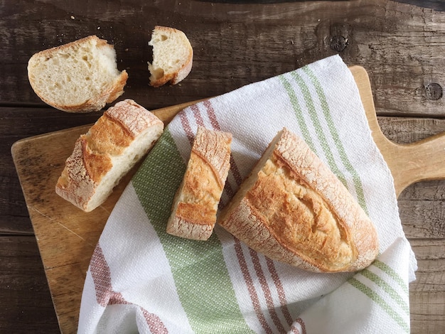 Hooghoekbeeld van voedsel op tafel
