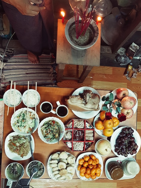 Foto hooghoekbeeld van voedsel op tafel