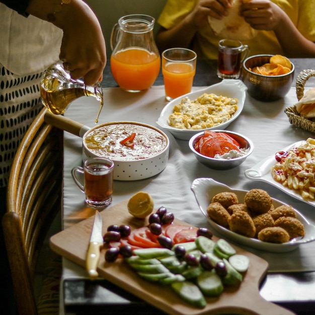 Hooghoekbeeld van voedsel op tafel