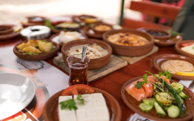 Hooghoekbeeld van voedsel op tafel