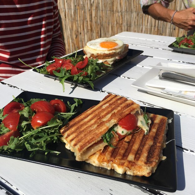 Foto hooghoekbeeld van voedsel op tafel