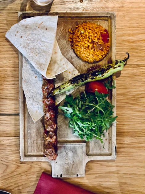 Foto hooghoekbeeld van voedsel op tafel