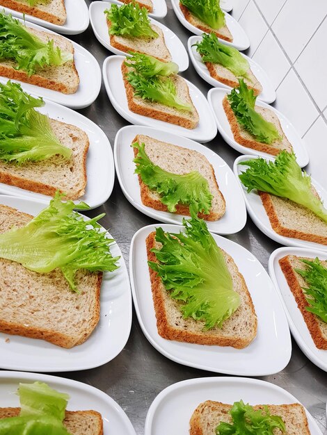 Foto hooghoekbeeld van voedsel op tafel