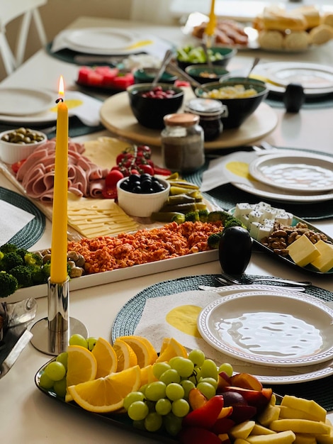 Hooghoekbeeld van voedsel op tafel