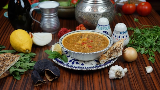 Hooghoekbeeld van voedsel op tafel