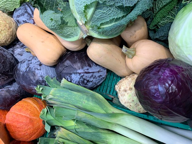 Hooghoekbeeld van voedsel te koop op een marktstand