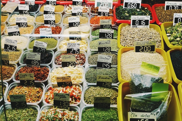 Foto hooghoekbeeld van voedsel te koop op een marktstand
