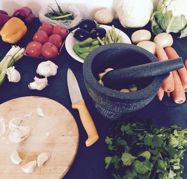 Foto hooghoekbeeld van voedselingrediënten op tafel