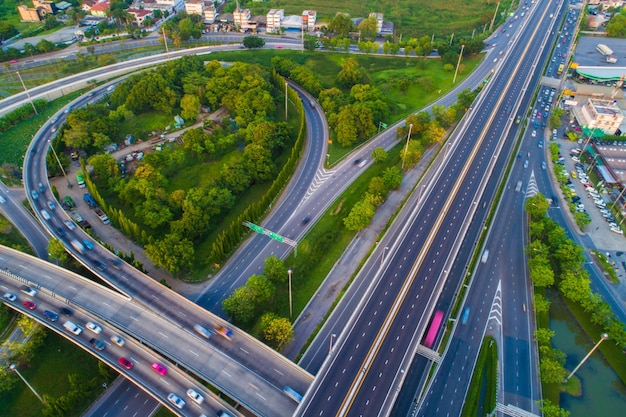 Foto hooghoekbeeld van voertuigen op de weg in de stad