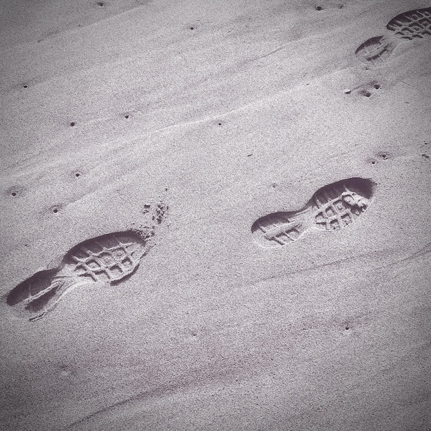 Foto hooghoekbeeld van voetafdrukken op een zandstrand