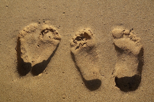 Hooghoekbeeld van voetafdrukken op een zandstrand