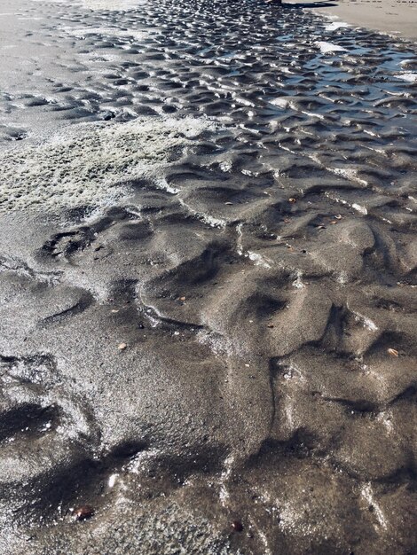 Foto hooghoekbeeld van voetafdrukken op het strand
