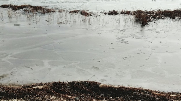 Foto hooghoekbeeld van voetafdrukken op het strand