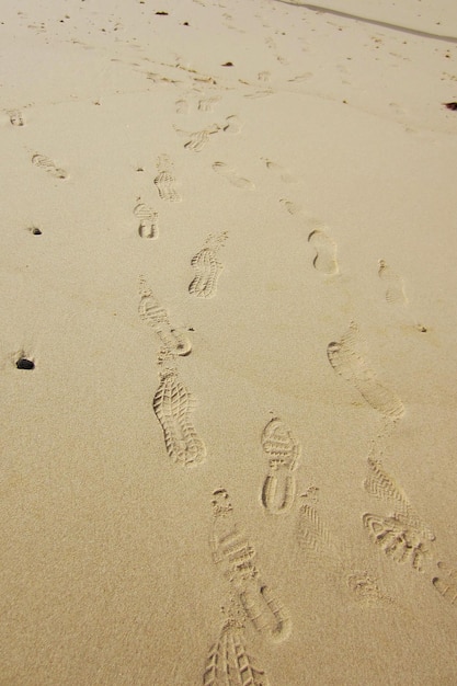 Foto hooghoekbeeld van voetafdrukken op het zand op het strand