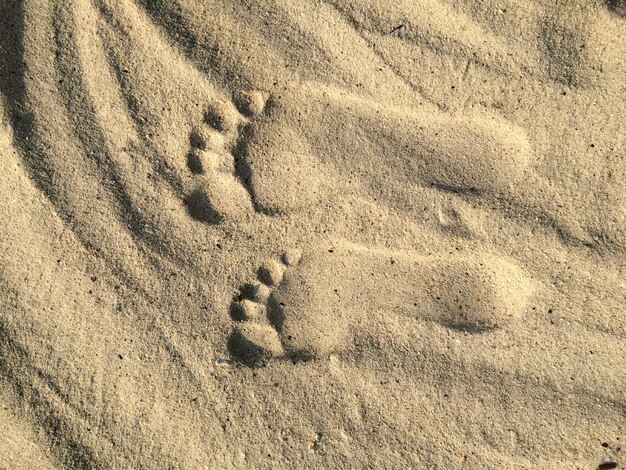 Foto hooghoekbeeld van voetafdrukken op het zand op het strand