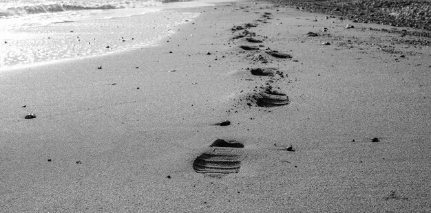 Foto hooghoekbeeld van voetafdrukken op het zand op het strand