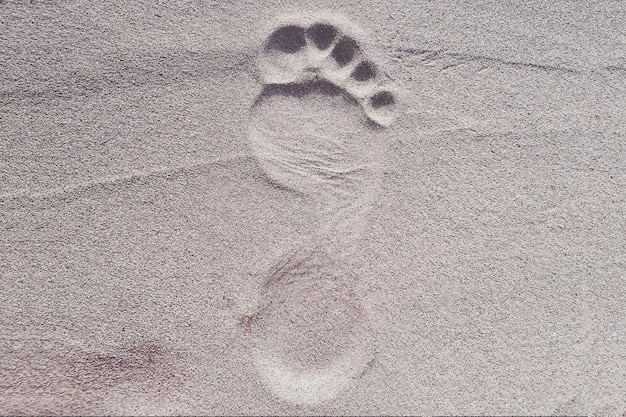 Foto hooghoekbeeld van voetafdrukken op zand